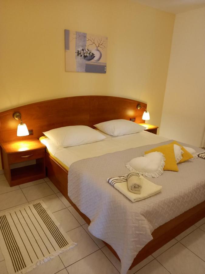 Apartman Katica Banjol Exterior foto